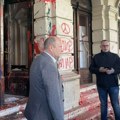 „Ovo je udar na predsednika“: Gradonačelnik Novog Sada obišao Gradsku kuću, ne planira da podnosi ostavku (FOTO)