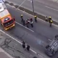 Filmska scena u centru Beograda! Auto završio na krovu, vatrogasci i saobraćajci rukama vozilo prevrnuli nazad na točkove…