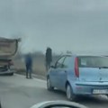 Lančani sudar na Obrenovačkom putu: Delovi vozila rasuti po putu, stvara se veliki zastoj na ovoj deonici (video)