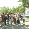 BLOG UŽIVO Studenti i građani ispred policijske stanice Novi Beograd: Počelo saslušanje njihovih kolega povodom napada na…