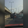 Umalo tuča na Autokomandi: Bahati vozač džipa hteo da se obračuna sa drugim vozačem: Izašao iz vozila, pa počeo da udara u…