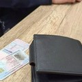 Kad je Teodora videla ko je vlasnik novčanika koji je našla na zemlji, znala je da mora da ga nađe što brže
