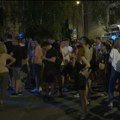 Policija uhapsila 5 srednjoškolaca: Građani se okupljaju u većem broju ispred PS Vračar