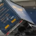 Neverovatno: Pogledajte trenutak kad je vetar prevrnuo kamion na auto-put kod Beograda!