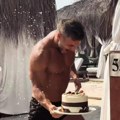Saša Kovačević proslavio 40. Rođendan! Prskanje šamapanjcem, on samo u šortsu, a tek tortu da vidite (foto)