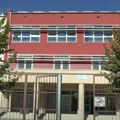 Incident u OŠ „Dragan Lukić“: Pao plafon u svlačionici, roditelji tvrde da se to desilo juče