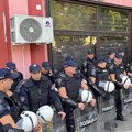 "Ko si ti da te se plašim? Sakrio si se iza maske": Opozicija i policajac sa fantomkom "oči u oči" u Zaječaru (video)
