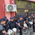 "Ko si ti da te se plašim? Sakrio si se iza maske": Opozicija i policajac sa fantomkom "oči u oči" u Zaječaru (video)