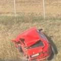 Stao zbog kvara na autu, pa ga udario kamion: Poznato stanje vozača koji je učestovao u nesreći kod Kovilja (video)