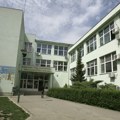 Neverovatan slučaj u novosadskoj školi! Nastavnica sa zabranom da bude u kontaktu sa decom dolazi svaki dan, vređa kolege i…