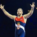 Neka čuju i Hrvati! Evo zbog čega je Aleksandar Komarov digao tri prsta usred Zagreba