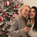 (Фото) Брена и Драгана наздрављају у дворцу у Бечу: Око њих огромна јелка и два свећњака - пријатељице показала како…