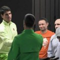 Kamera uhvatila zanimljivu scenu pred meč Đoković - Siner! Novak posle čudesnog trijumfa prišao Alkarazu, Španac ostao u…