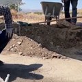 Kopao rupe za sadnice, pa ispod zemlje pronašao blago staro 1.700 godina: Arheolozi ostali u neverici zbog prizora