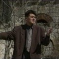 "Umri baba, odmori u grobu, da se ženim, pa da imam sobu": Od paralize do maltera, ovo su najluđi stihovi domaćih pesama