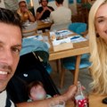 Porodična fotografija Anje Mit sa sinom i mužem: Ona blista u plavoj haljini, a jedan detalj ne prestaje da se komentariše