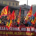 Tenzije rastu širom Italije: Gore automobilske gume u Đenovi, u Torinu bacali jaja na policiju!