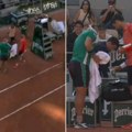 E, zato je najveći ikada! Rival se povredio, a Novak odmah dotrčao: Zviždao mu ceo stadion, a posle ovoga ih je sramota!