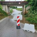 Bojović: Voda sa Gučkog puta poplavila Kneza Miloša i bočne ulice