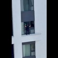 VIDEO: Žena pere prozore na 11. spratu stojeći na simsu