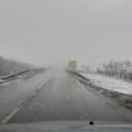 Kolovozi vlažni, sneg obarao stabla, na pojedinim deonicama obustava saobraćaja