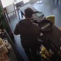 (Video) Krađa u Sarajevu: Konobar ukrao 500 evra pazara iz kafića, pa pobegao