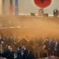 Neredi u albanskoj skupštini, pripadnici obezbeđenja sprečili tuču (video)