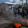 Bukti nasilje na Haitiju, zdravstvo u kolapsu – produženo vanredno stanje, premijer i dalje van zemlje
