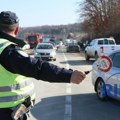 Drama na ulicama Novog Pazara: Mladić bežao od policije pa udarao u parkirane automobile, tokom filmske potere iz vozila…
