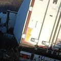 Polovina prikolice kamiona visi iznad jaruge: Neverovatan snimak sa Čestobrodice