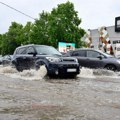 Nevreme u Beogradu: Jezero u naselju Braće Jerković, voda "udavila" automobil