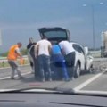 Teška NESREĆA na obilaznici kod Obrenovca: Hauba cela smrskana, ljudi pritrčali da pomognu (video)