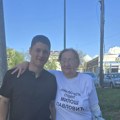 Student Miloš Pavlović naišao na stariju ženu sa interesantnom majicom; "Nismo sami" FOTO