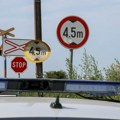 Automobil sleteo sa puta na prugu, pa udario u voz: Teška nesreća u Barajevu, poginuo muškarac (30)