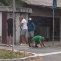 Izvadio pajser iz kola, pa udarao čoveka u glavu: Horor u Zemunu, muškarac kleči u lokvi krvi, očevici u šoku: "Strana glave…