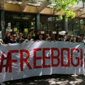 FOTO, VIDEO: Građani ispred novosadskog suda na skupu podrške studentu Bogdanu Jovičiću