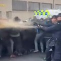 Žestok obračun u irskoj Policija pendrecima i biber sprejem rasterala blokadere