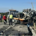 Automobil smrskan do neprepoznatljivosti, autobus završio u kanalu Prve slike sa mesta teške nesreće kod Čačka (foto)