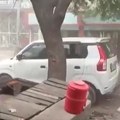 (Video) Vetar lomio bilborde, stabla padala na vozila i ljude: Više od 100 mrtvih tokom nevremena u Indiji