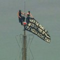 (VIDEO) Prosidba na vrhu Empajer stejt bildinga: Par razvio baner o miru na 443 metra visine