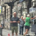 Paparaco! Da li je došao ili je pošao? Uslikali smo poznatog glumca usred Beograda: stoji na trotoaru i misli