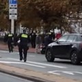 Tuča na protestu desnice, intervenisala policija Opsadno stanje u Hagu: Sevaju baklje, vijore se nacistički simboli (video)
