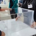 Tuča na biračkom mestu u Leskovcu: Uhapšeni članovi biračkog odbora, nakon sukoba oštećena glasačka kutija