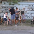 Četvoro dece iz Subotice prodajom limunade pomažu svom samohranom ocu, ali nemaština nije jedino što je ovu porodicu…