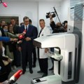 Zašto se Vučić slikao pored naopako postavljenog mamografa?