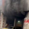 (Video): Vatra i dalje gori: Požar na pijaci u Sarajevu još nije ugašen