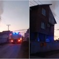 Požar u Veterniku: Vatra buknula na spratu porodične kuće, dva vatrogasna vozila na terenu