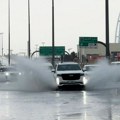 Lije kiša, poplavljene ulice, avioni ne saobraćaju: Neobičan prizor u Dubaiju za ovo doba godine