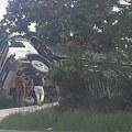 "Odjednom je potonuo, točkovi ostali da vire u vazduhu" Prevrnuo se građevinski kamion u selu kod Čačka (foto)