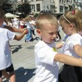 Najlepša slika iz Šapca: Pogledajte kako na trgu pleše hiljadu mališana, oprostili se od vrtića i vaspitača